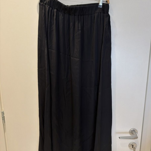 Zara black satin maxi skirt used, size fits S M