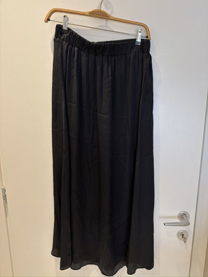 Zara black satin maxi skirt used, size fits S M