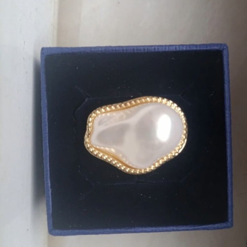 Ring like new with adjustable size, white and gold color