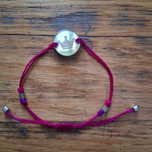 Bracelet with thread and decorative plexiglass used, pink and gold