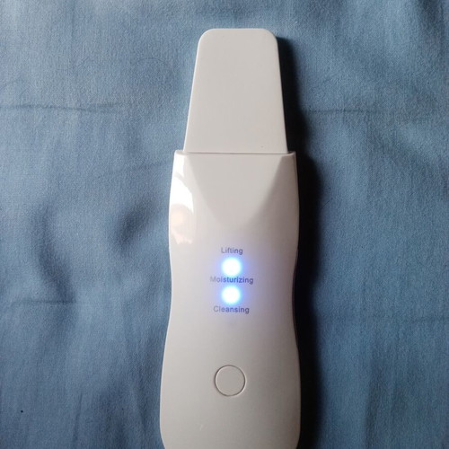 Ultrasonic facial cleansing and tightening device with spatula