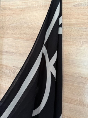 Scarf like new, black and white