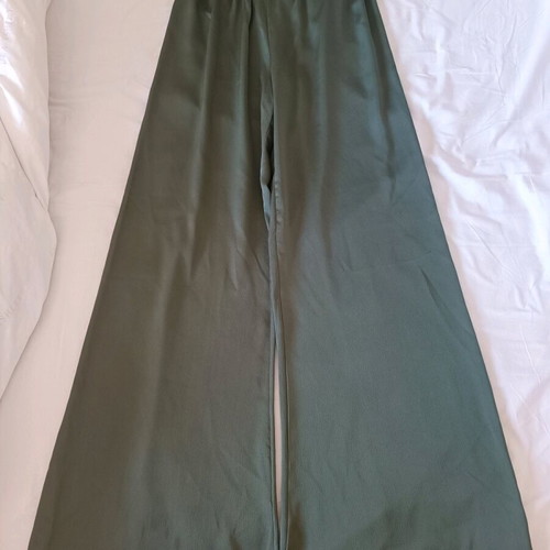 Green palazzo pants like new with satin finish, size S