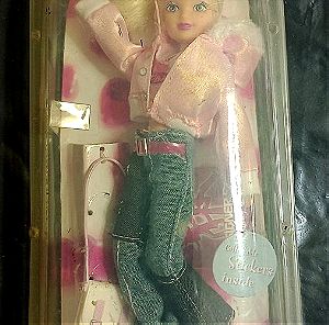 Κούκλα Σίντι του 1990 στο κουτί της, μοντέλο με πολλά έξτρα.