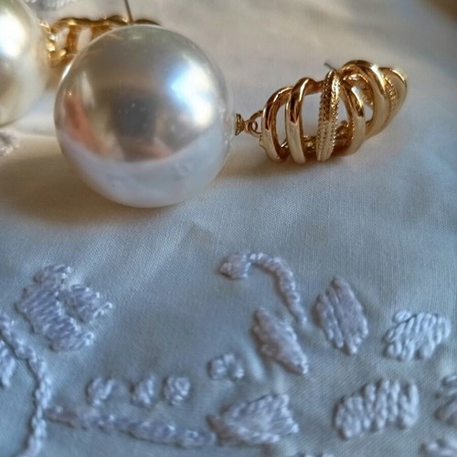 Earrings with Large Pearls and Gold Tone Design new