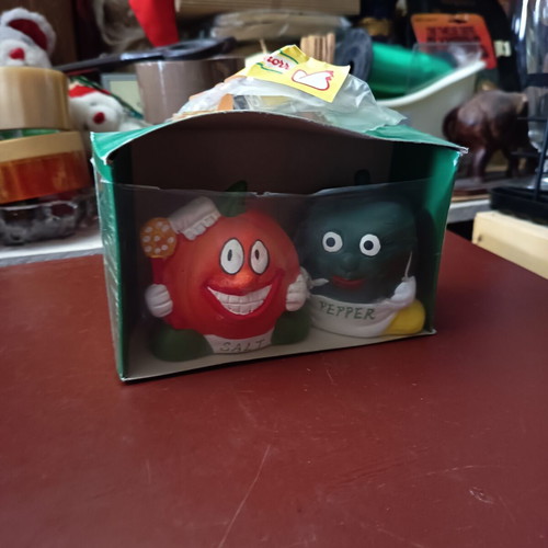 Salt and pepper set with Knorr vegetable faces, new