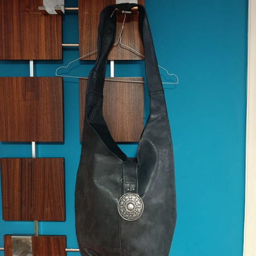 Vintage leather shoulder bag like new, black