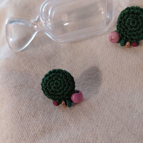 Earrings for pierced ears embroidery like new, green