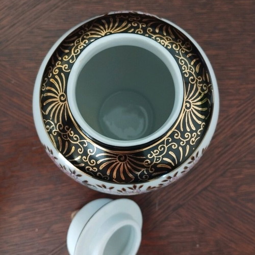 Japanese Handmade Porcelain Vase Eiwa Kinsei used with Lid