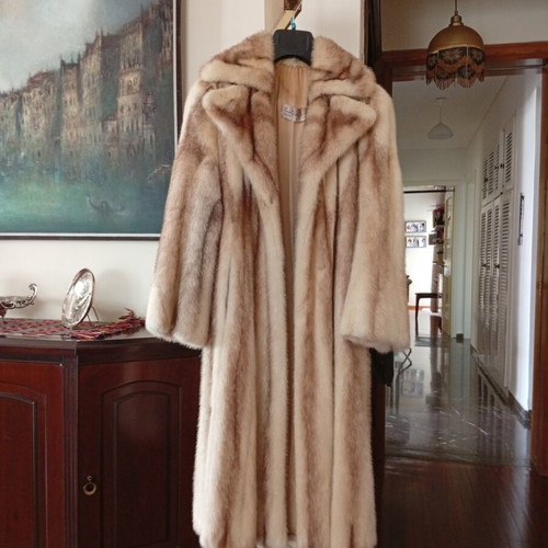 Mink fur coat like new, size medium, beige