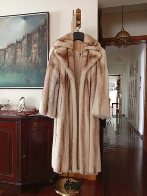 Mink fur coat like new, size medium, beige