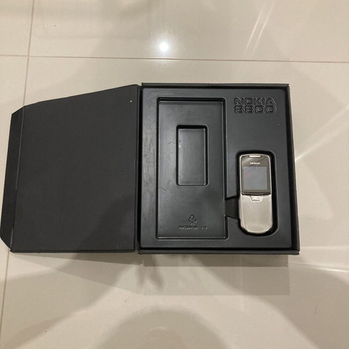 Nokia 8800 used with all accessories, silver