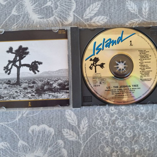 U2 The Joshua Tree CD like new, classic rock album