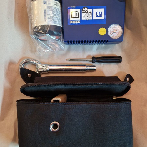 Car Tyre Compressor Pump 180W GM with Hook and Screwdriver Case, used