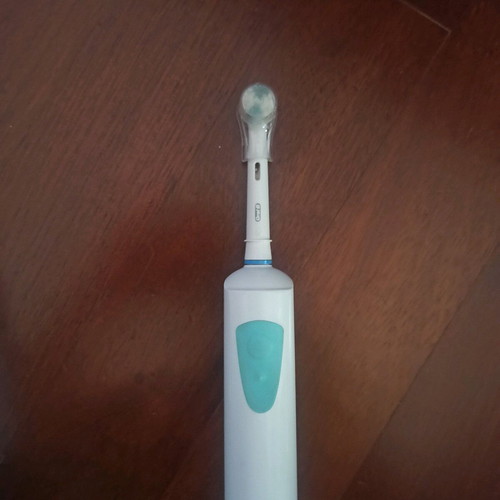 Oral-B rechargeable electric toothbrush used in very good condition
