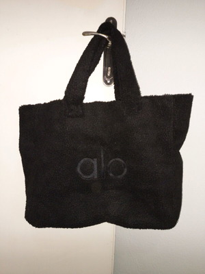 Alo Yoga Foxy black shoulder tote bag new