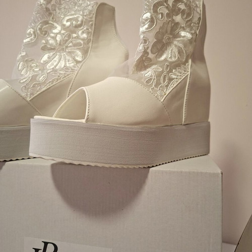 Wedding shoes new, leather and high-quality lace, size 39