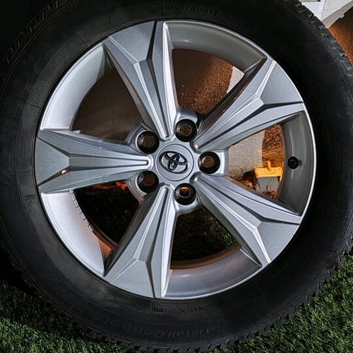 Toyota Chr Alloy Wheels 17" with Winter Tires 215/60R17 Like New