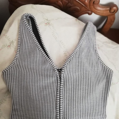 Zara crop top with zipper medium, like new, black and white