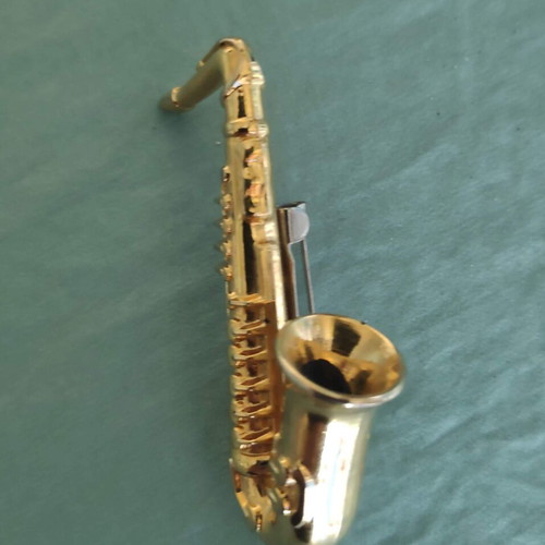 Vintage tie pin/brooch 1992 with gold saxophone like new