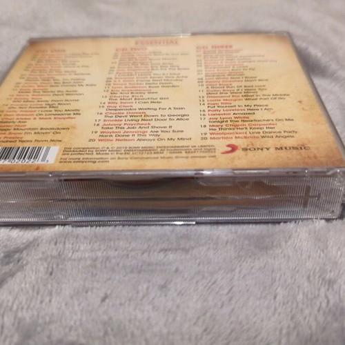 Country Essential 3 CD used, excellent condition