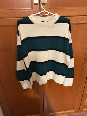 Πουλόβερ H&M καινούργιο με άσπρες, κυπαρισσί και μαύρες ρίγες, μέγεθος S