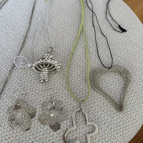 Necklaces and earrings set like new, multicolor, 5 necklaces and 1 pair of earrings