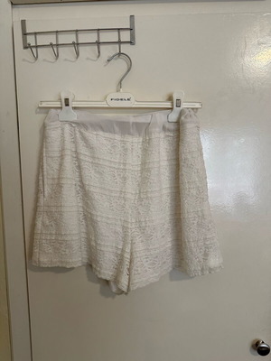 White shorts with lace and pockets