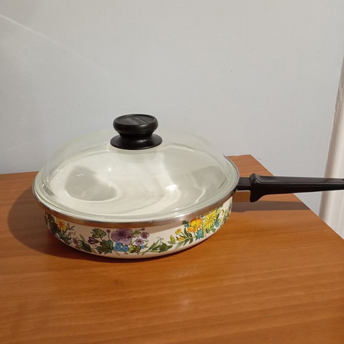 Vintage frying pan used without lid