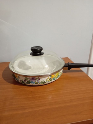 Vintage frying pan used without lid