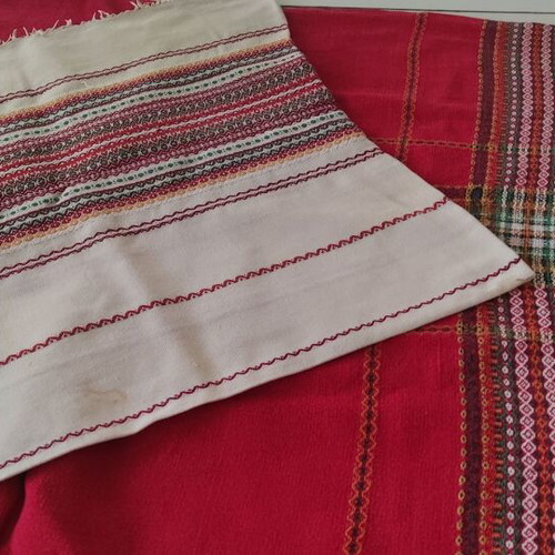 Table linens used, set of 2 red and white pieces