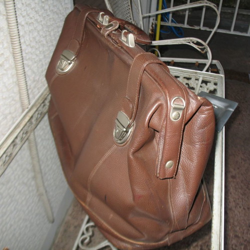 Vintage leather professional or medical bag in very good condition