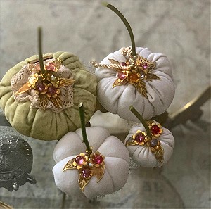 4 χειροποίητες κολοκύθες διακοσμημένες με κρύσταλλα (λουλούδια ).