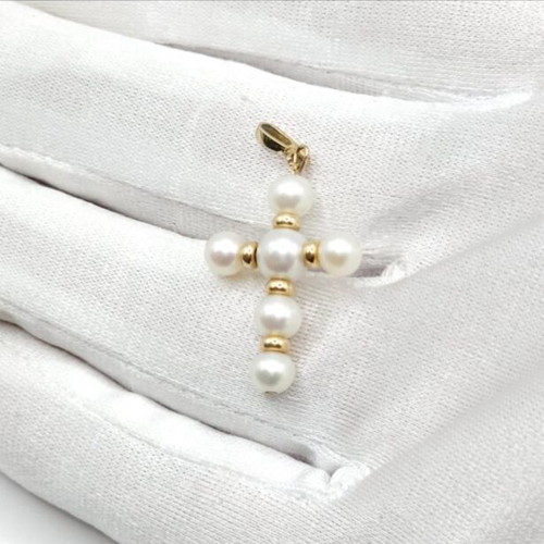14K yellow gold cross pendant with fresh pearls like new