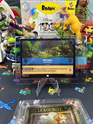 Κάρτα Motunui Lorcana Disney TCG holographic foil σε θήκη