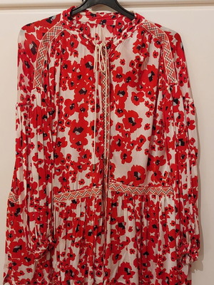 Floral red women's shirt-manto like new with unique details