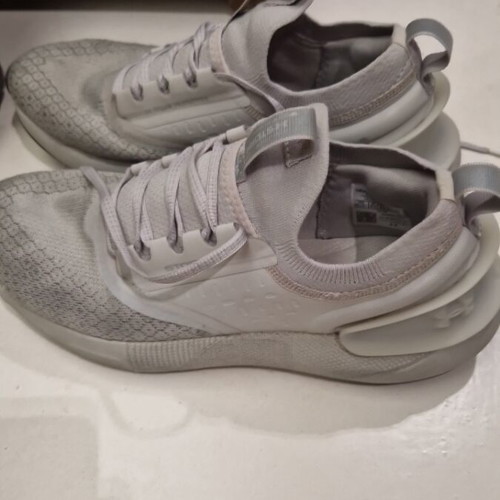 Under Armour athletic shoe gray like new size 43
