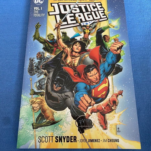 Justice League Vol. 1 The Totality like new