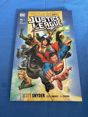 Justice League Vol. 1 The Totality like new