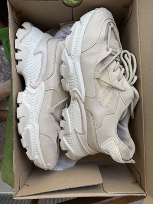 Luigi women's walking shoes size 41 used, white beige