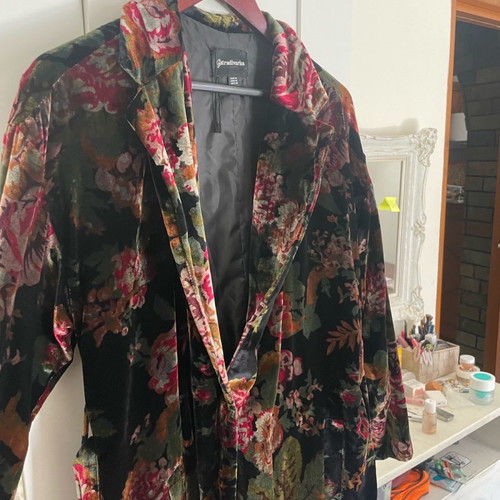 Velvet coat used with buttons and belt multicolored