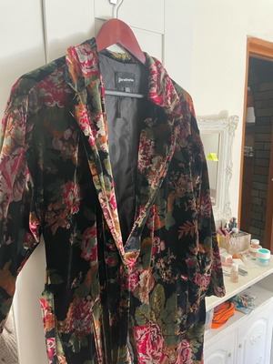 Velvet coat used with buttons and belt multicolored
