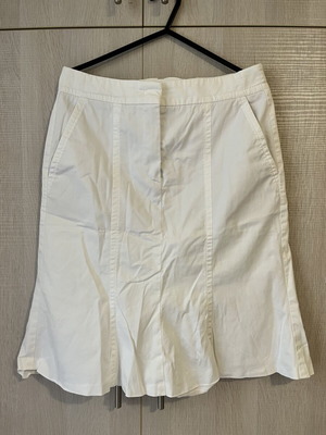 White skirt like new, medium size, detailed hem