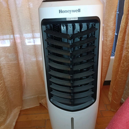 Portable air conditioner small like new