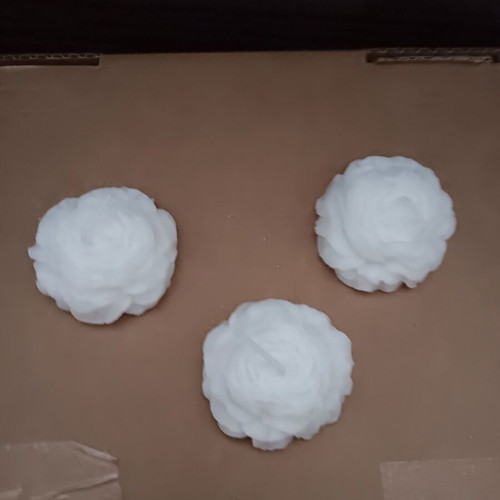 Rose-shaped candle set of 3 like new