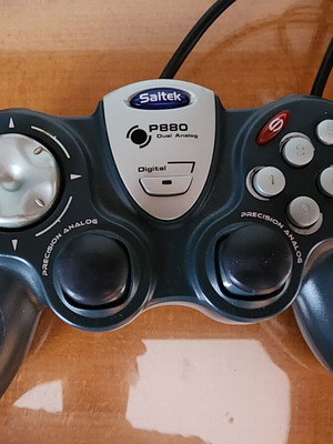 Saitek 8 Button Rumble χειριστήριο PC σαν καινούργιο