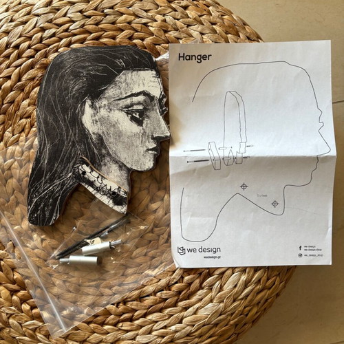 Hanger with Pablo Picasso artwork Buste au corsage à carreaux new