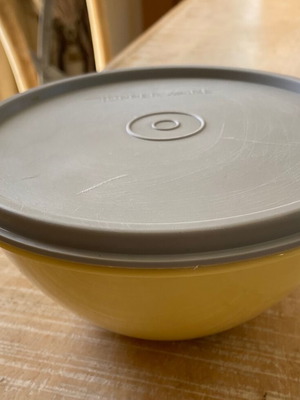 Vintage Tupperware bowl like new, yellow with gray lid