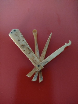 Vintage folding grooming set like new, bone material