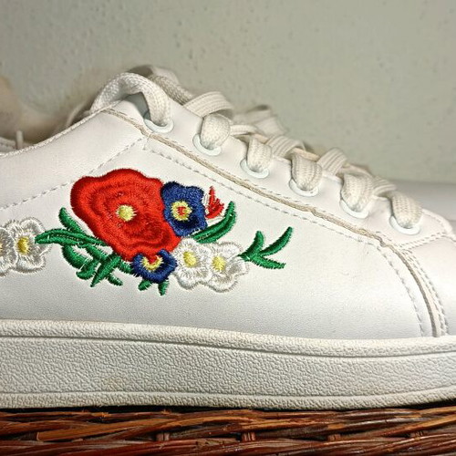 Women's white athletic shoes No40 like new with embroidery